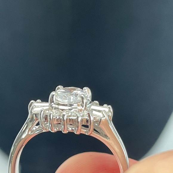 Large flower cut cubic zirconia ring with baguette cz surround. Size 10 - Picture 8 of 9